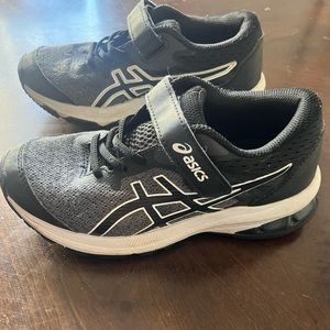 Boys size 1 ASICS